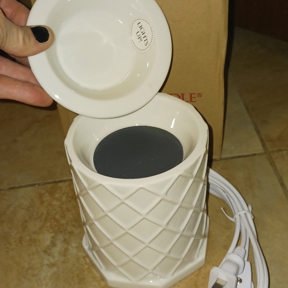 Tart warmer from Yankee Candle. Will come with a full box of wax melts. Bnib. - Picture 2 of 2